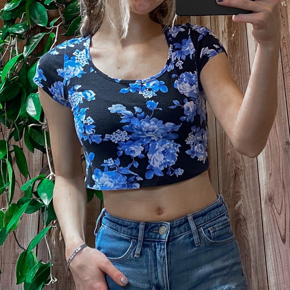 Ambiance blue and black flower crop top size medium
